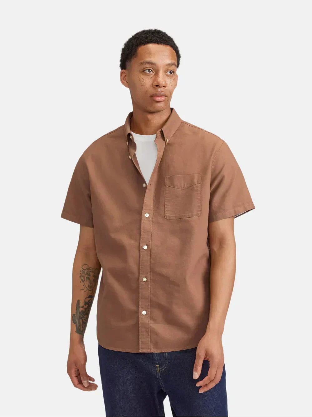 Das Ärmel-Kakao-Shirt
