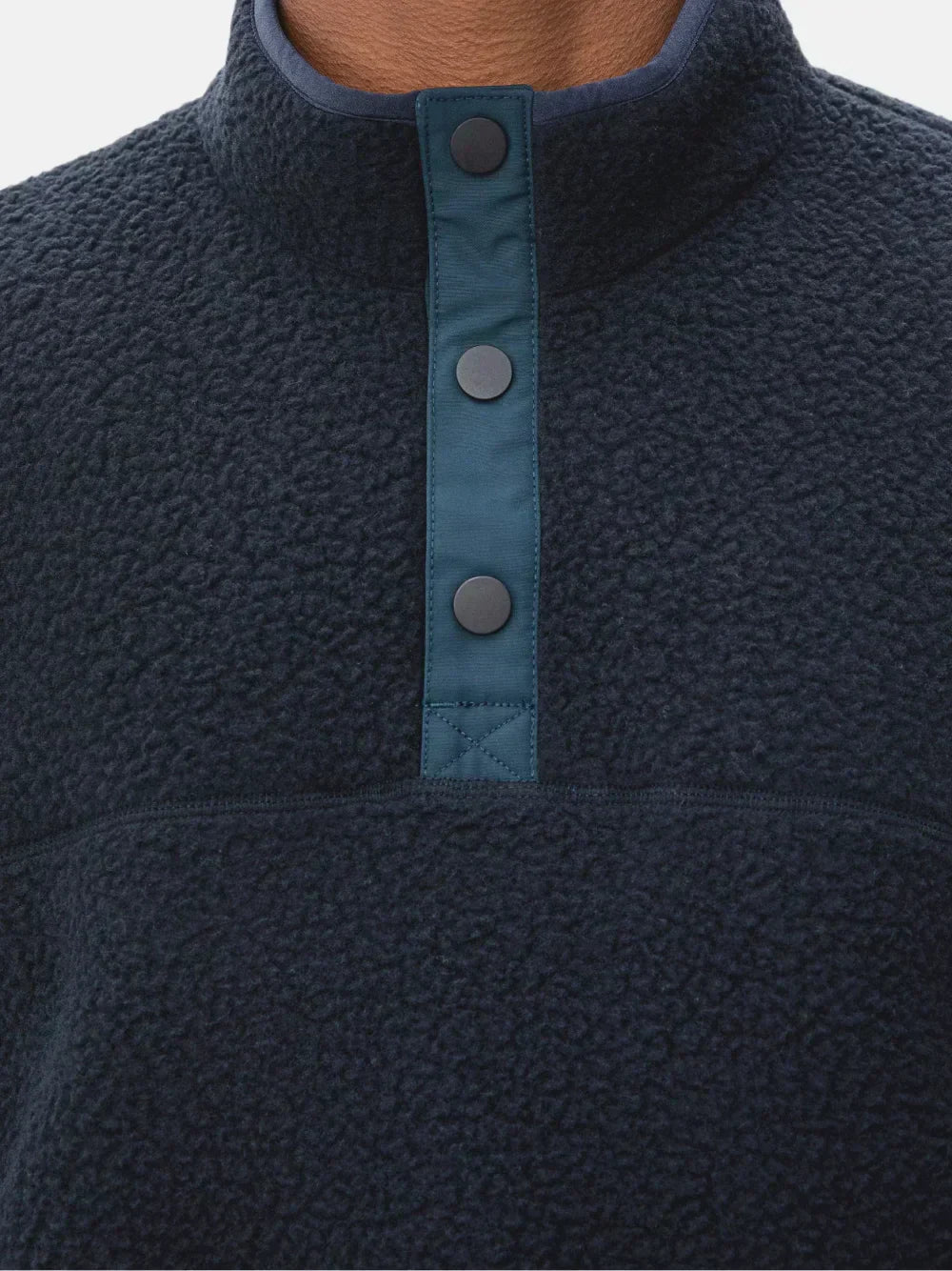 Der Navy-Pullover